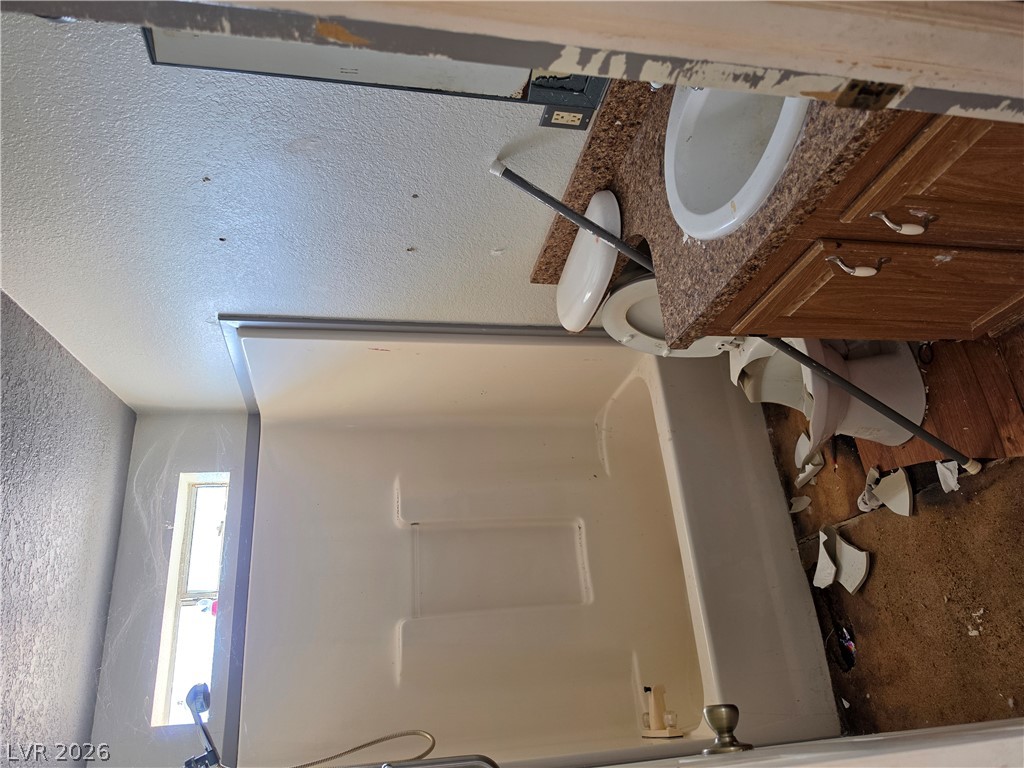 4231 West Wilson Road Pahrump, NV 89048 - Photo 7 of 19 Functional layout awaits your creative vision and updates in this bathroom.