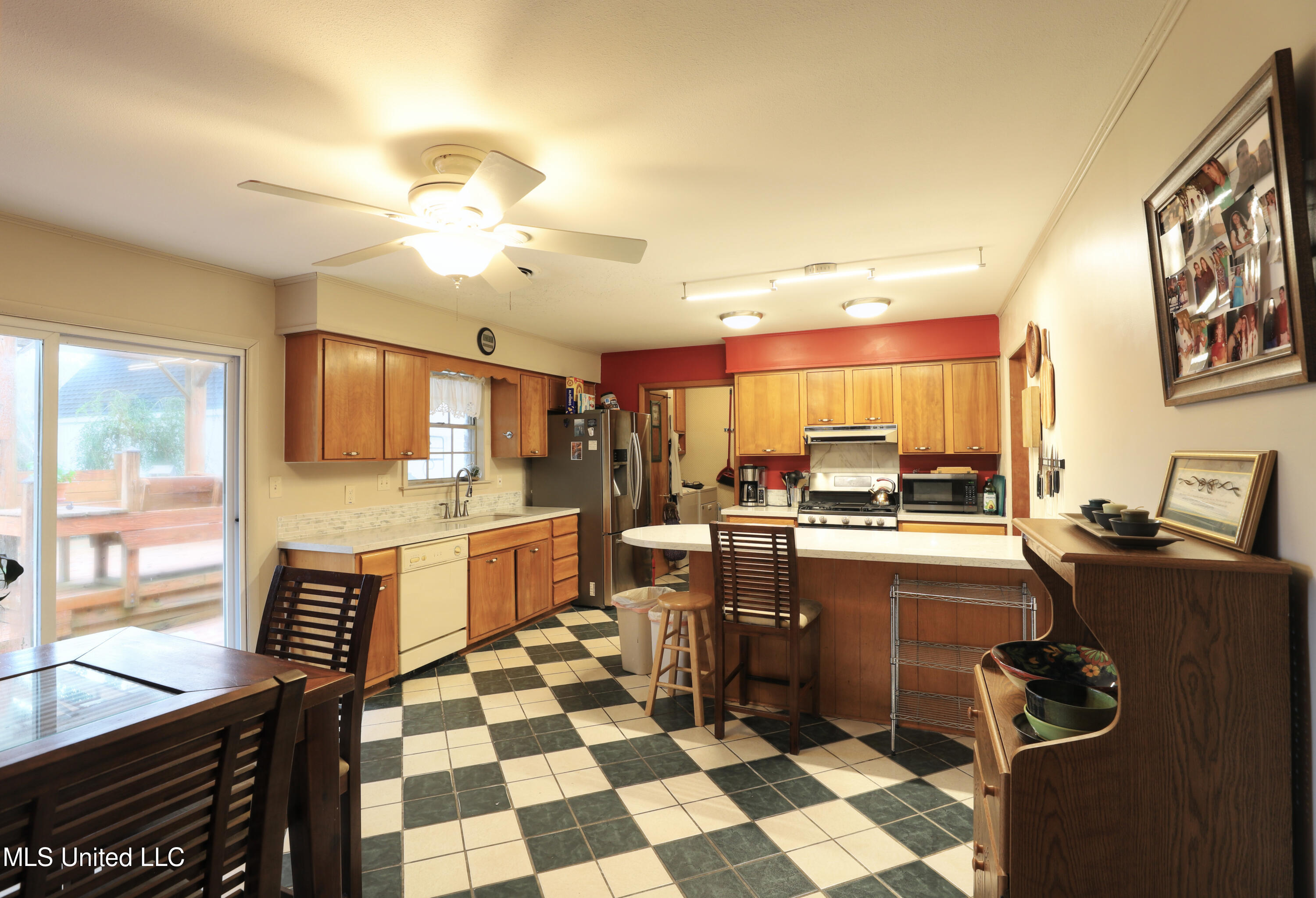 2521 Meadow Road Biloxi, MS 39531 - Photo 11 of 29 Kitchen