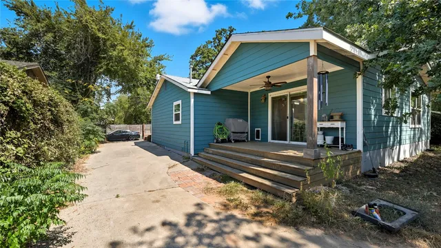 a view of a house with backyard and porch