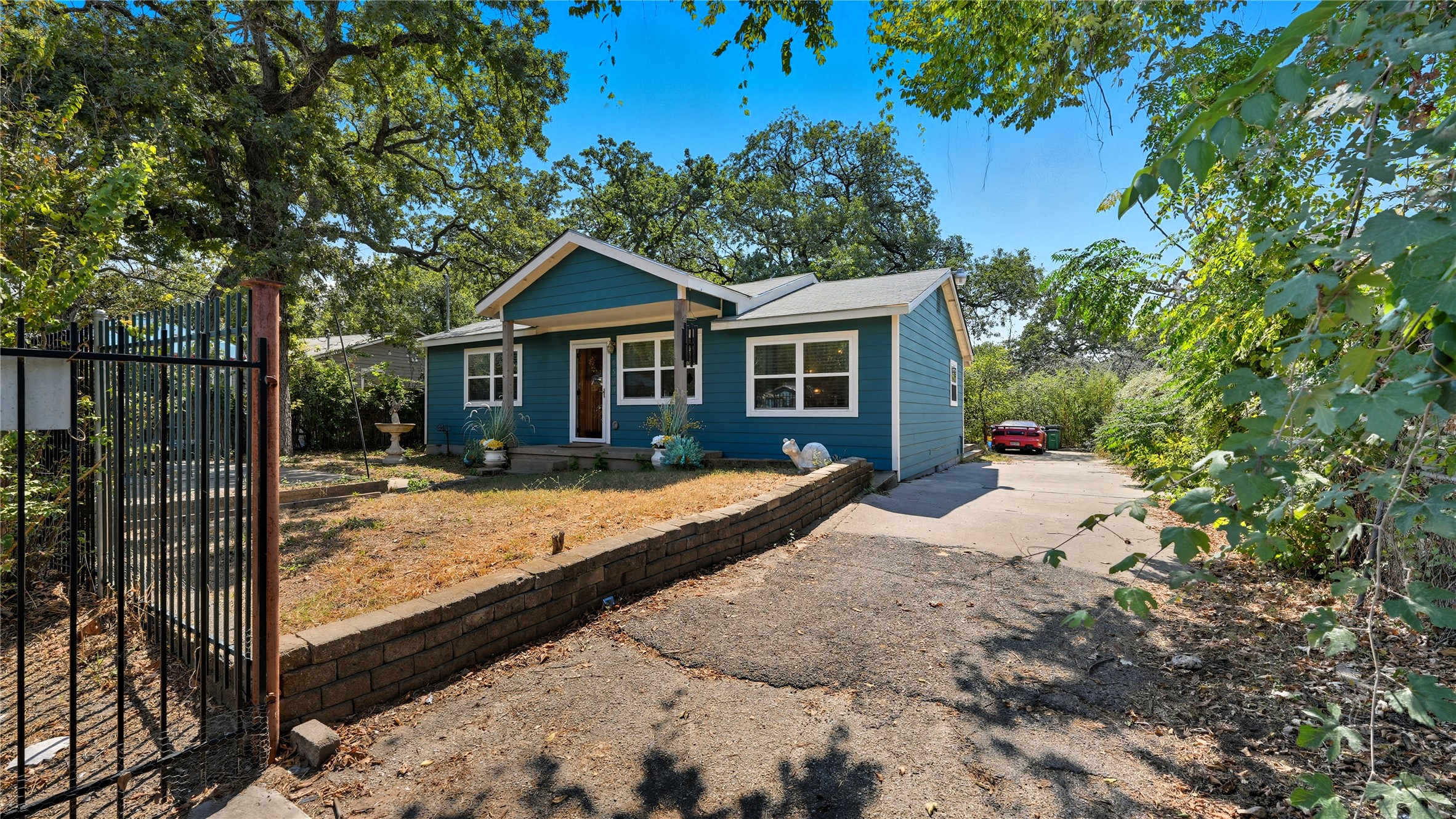 6503 Lynch Lane Austin, TX 78741 - Photo 31 of 38 Fully fenced property