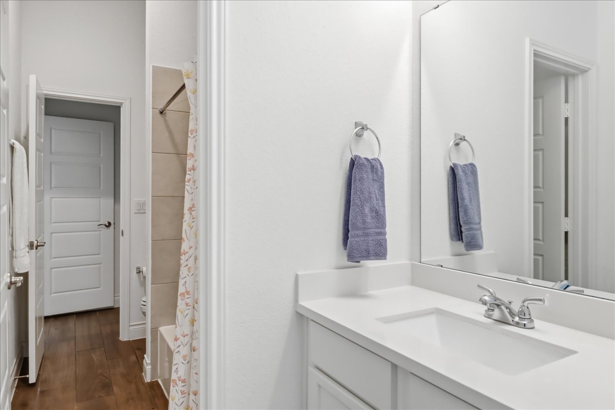 109 Rock Dock Road Georgetown, TX 78633 - Photo 10 of 39 Jack & Jill bathroom