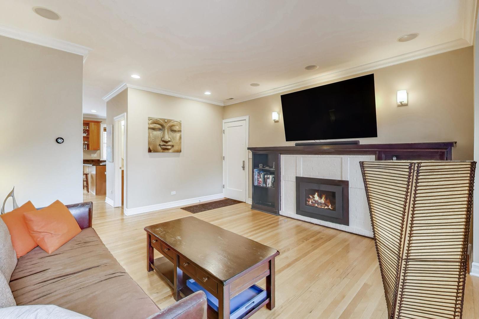 2711 North Mildred Avenue, Unit 3A Chicago, IL 60614 - Photo 7 of 27 a living room with furniture and a flat screen tv