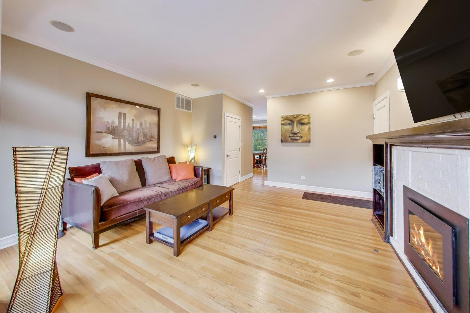 2711 North Mildred Avenue, Unit 3A Chicago, IL 60614 - Photo 9 of 27 a living room with furniture and a flat screen tv