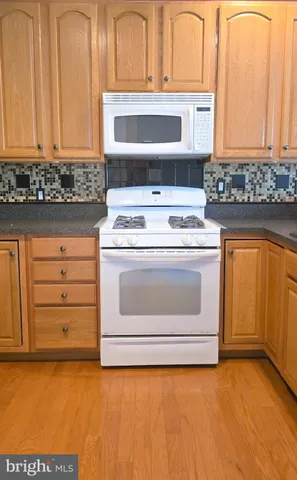 a view of empty room with window