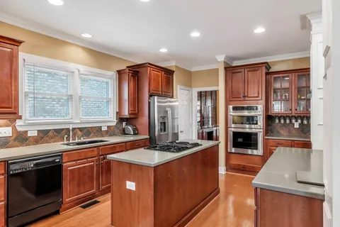 a view of entryway with livingroom