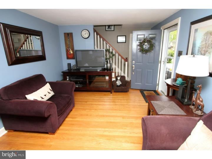 520 Ridley Circle Morton, PA 19070 - Photo 3 of 22 Living Room