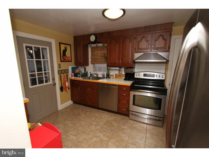 520 Ridley Circle Morton, PA 19070 - Photo 6 of 22 Kitchen