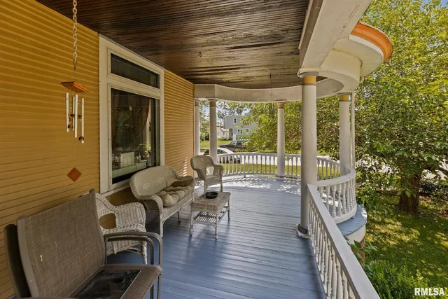 a black and white photo of a living room