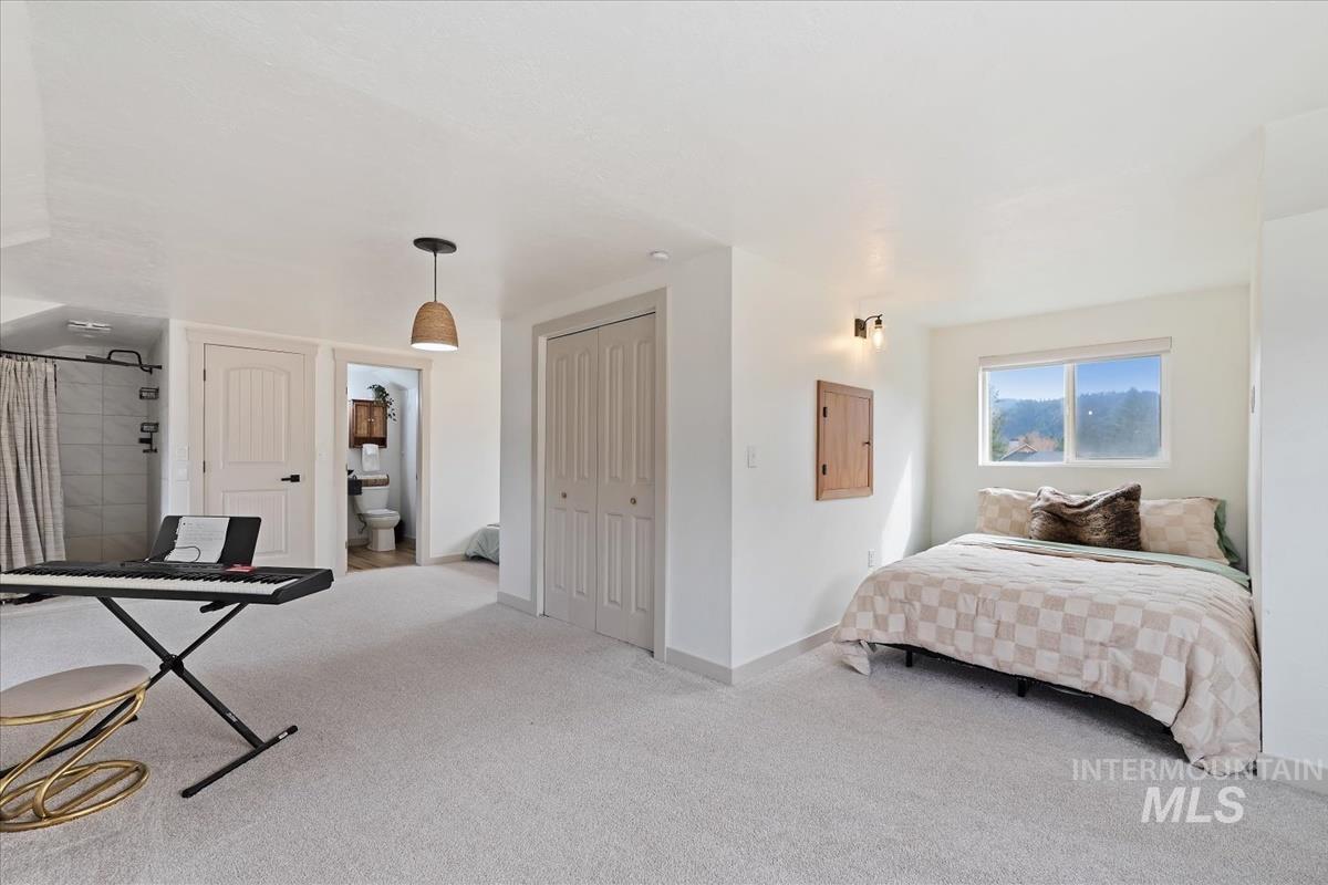 6 East Beck Road Garden Valley, ID 83622 - Photo 17 of 44 Bedroom featuring carpet floors, a closet, and connected bathroom