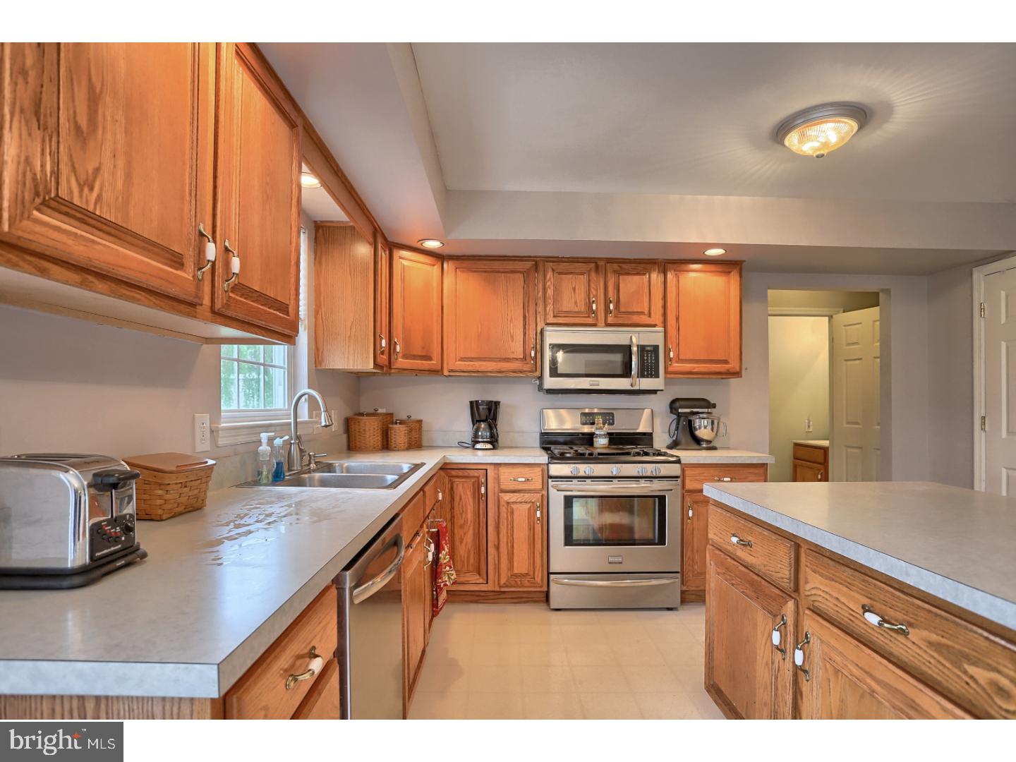 404 Apache Drive Sinking Spring, PA 19608 - Photo 4 of 20