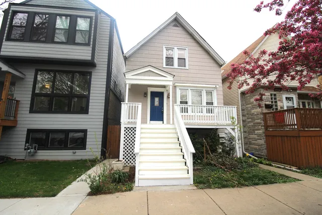 $1,900 | 3723 North Whipple Street, Unit 1, Chicago, IL 60618