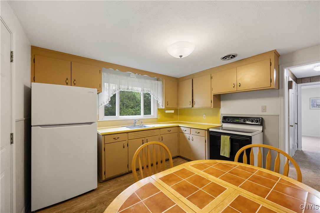 117 Stanton Drive DeWitt, NY 13214 - Photo 12 of 35 Eat-in Kitchen