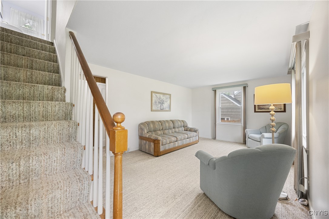 117 Stanton Drive DeWitt, NY 13214 - Photo 5 of 35 Bright inviting Living Room