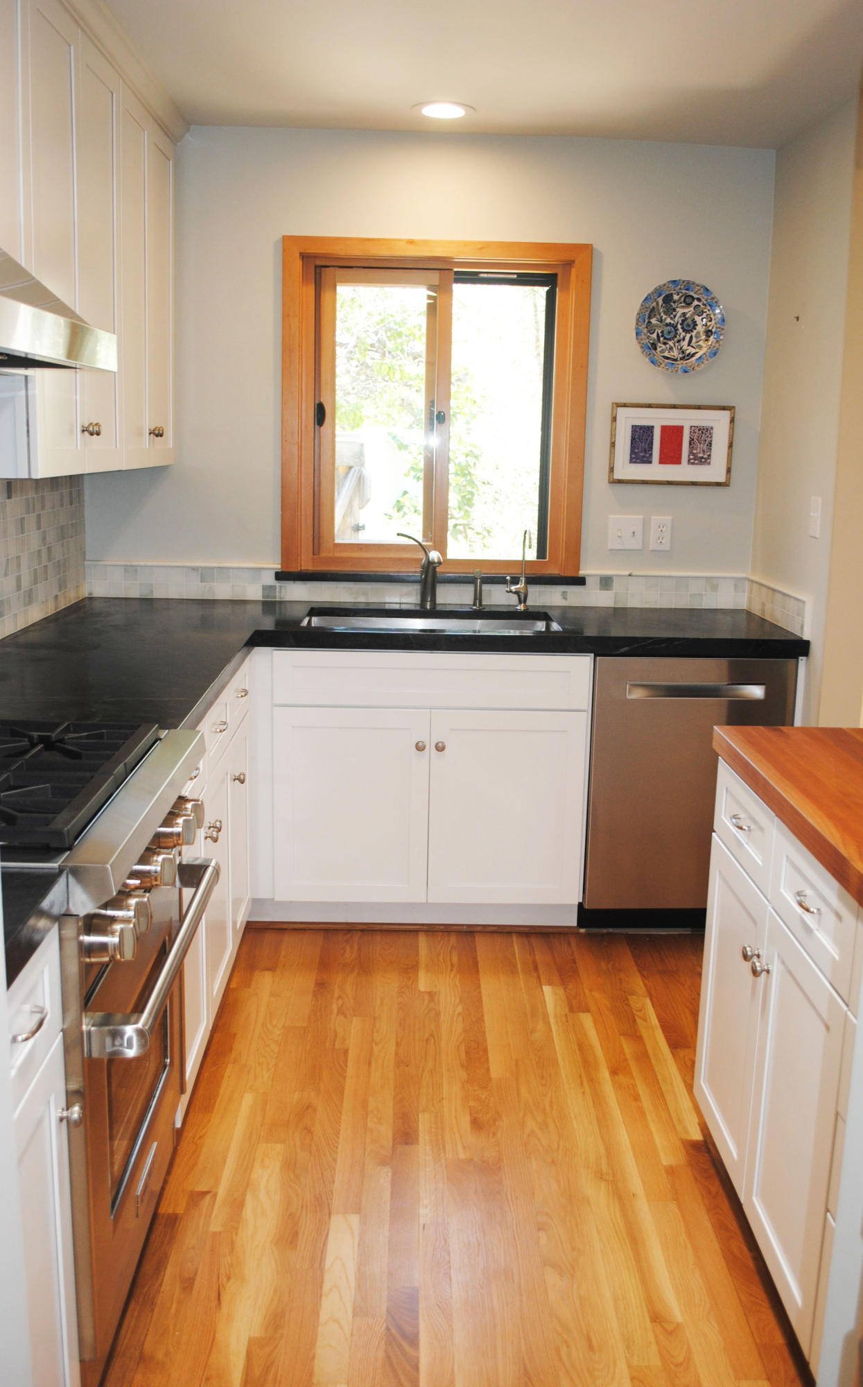 548 San Ysidro Road, Unit A Santa Barbara, CA 93108 - Photo 11 of 25 Kitchen with Hardwood Floor-m