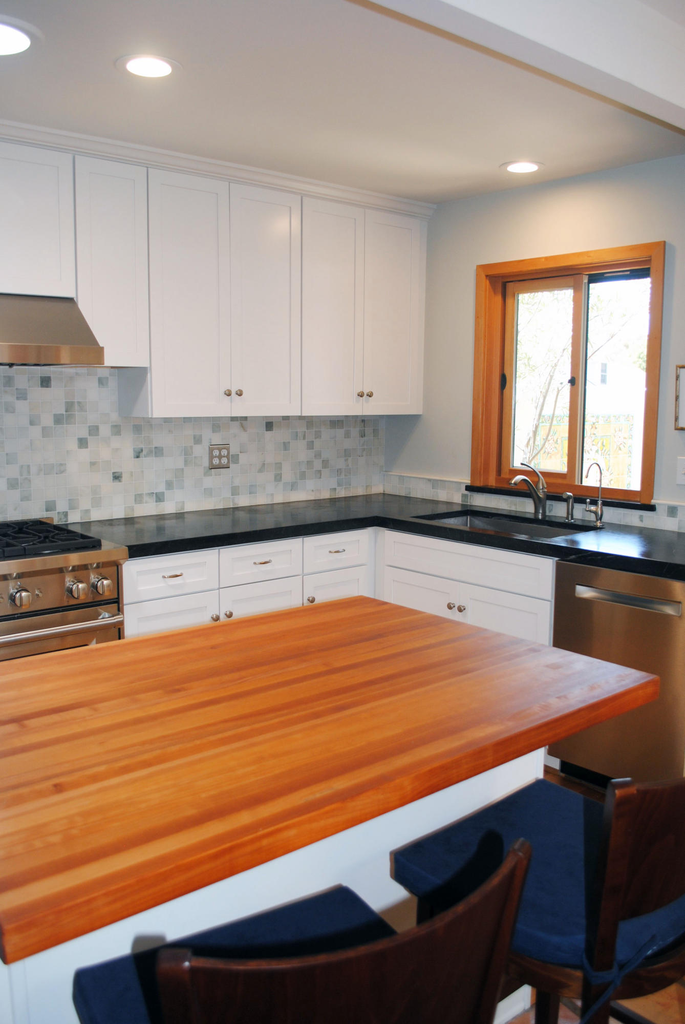 548 San Ysidro Road, Unit A Santa Barbara, CA 93108 - Photo 10 of 25 Kitchen with Bar Counter-m