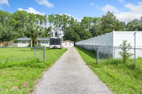 a view of a house with backyard and garden