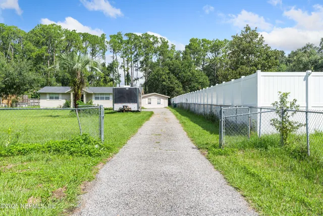 a view of a house with backyard and garden
