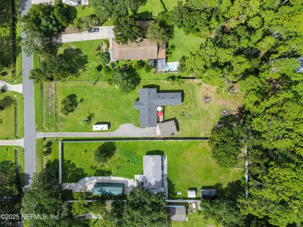 a view of a yard with plants