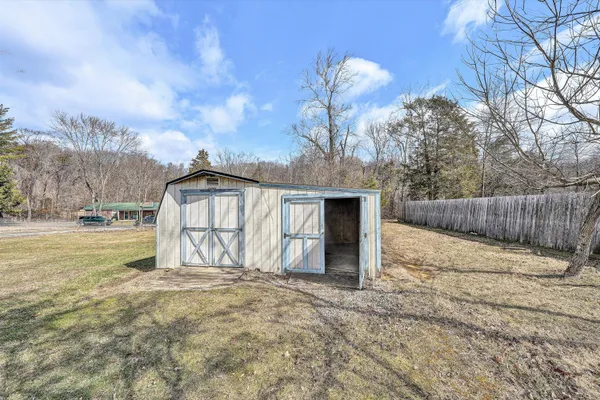 a view of a backyard