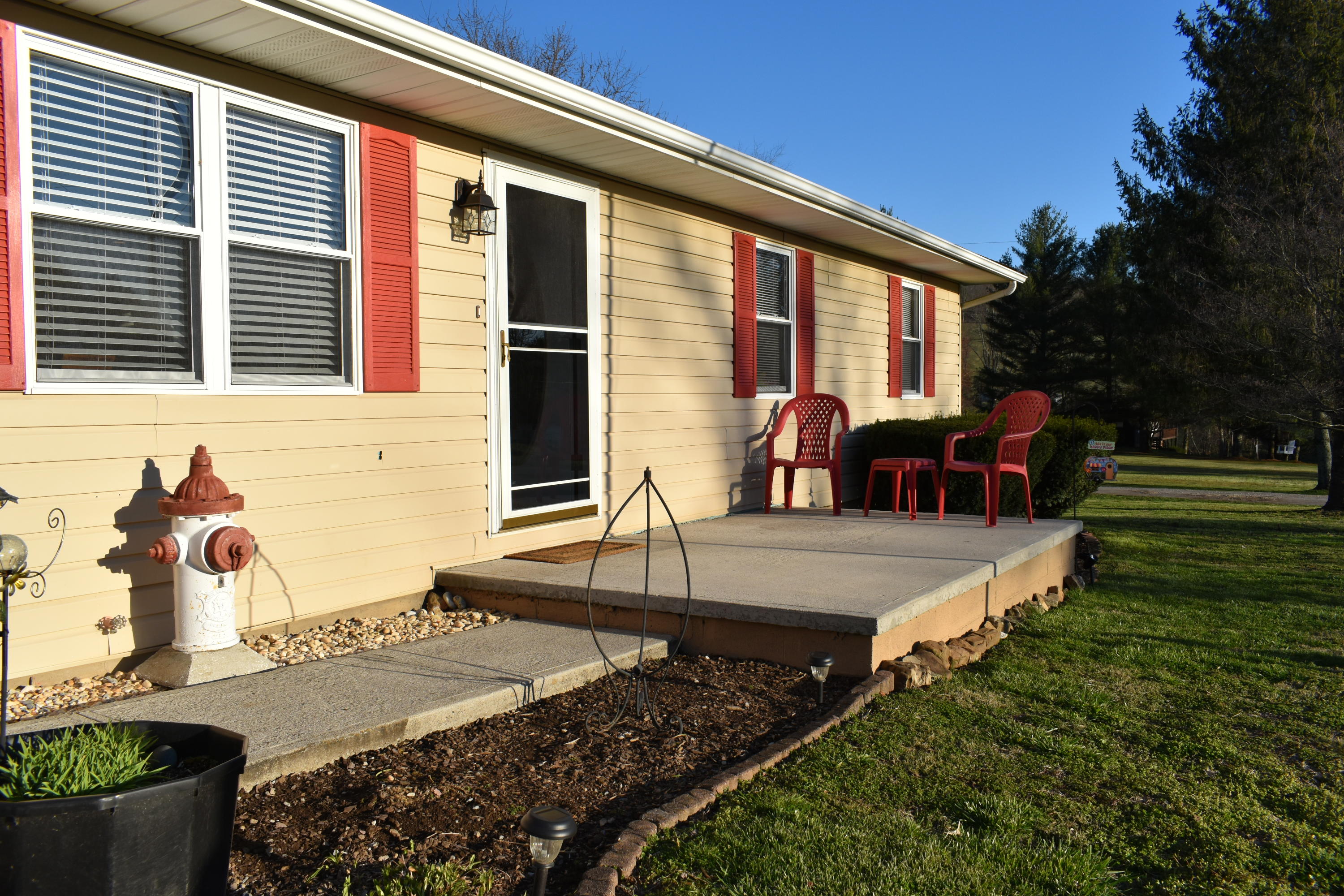 185 Snavely Road Ewing, VA 24248 - Photo 3 of 26 DSC_0094