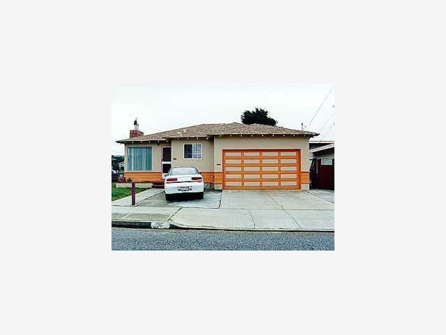 a black and white photo of a living room