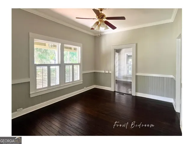 a view of a house with yard and plants