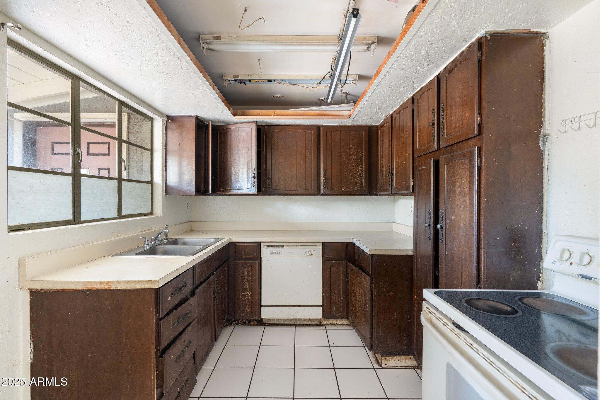 3843 East Coronado Road Phoenix, AZ 85008 - Photo 9 of 19 13-web-or-mls-DSC09055