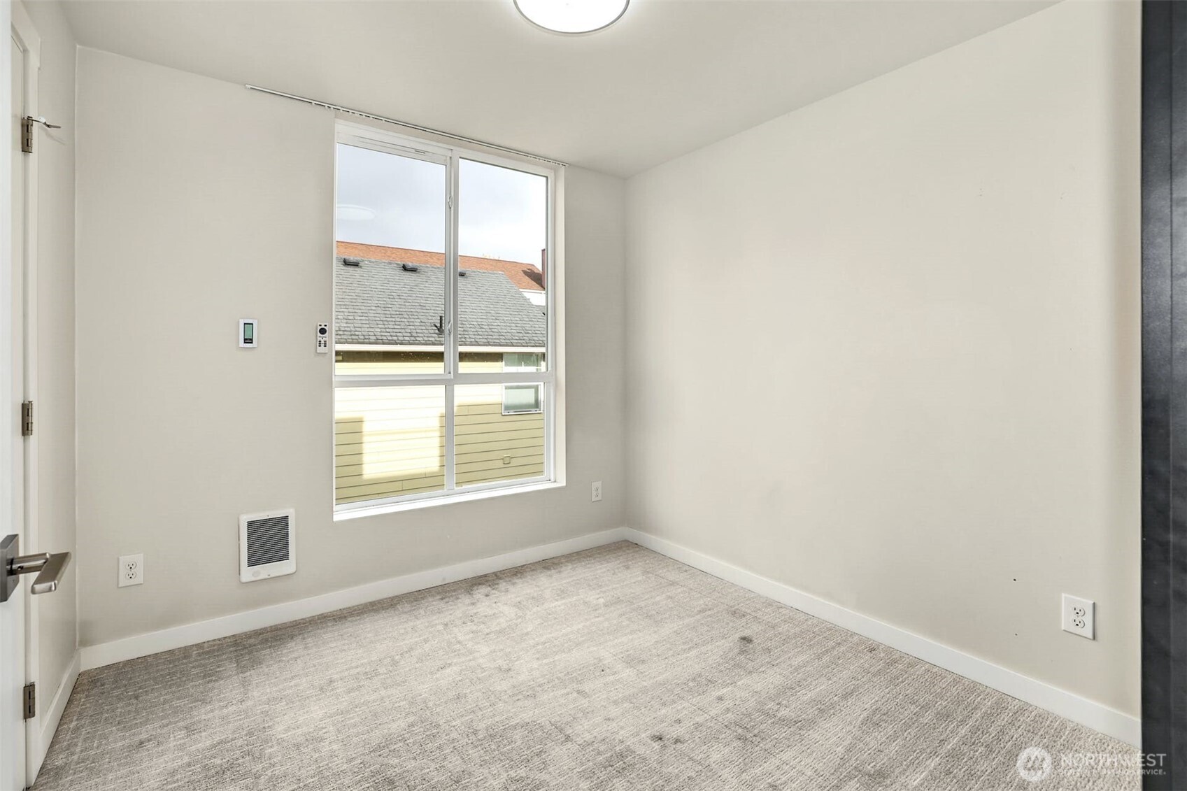 1400 North 95th Street Seattle, WA 98103 - Photo 14 of 27 an empty room with a window