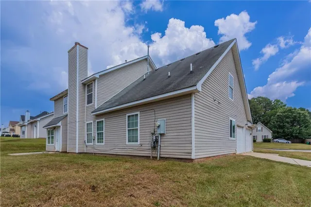 a view of a house with a yard
