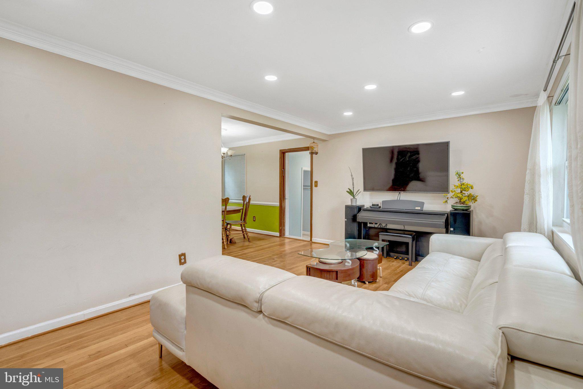 5910 Flanders Street Springfield, VA 22150 - Photo 5 of 40 Living Room