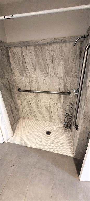 204 Overhill Drive Waxahachie, TX 75165 - Photo 26 of 40 a bathroom with a bathtub