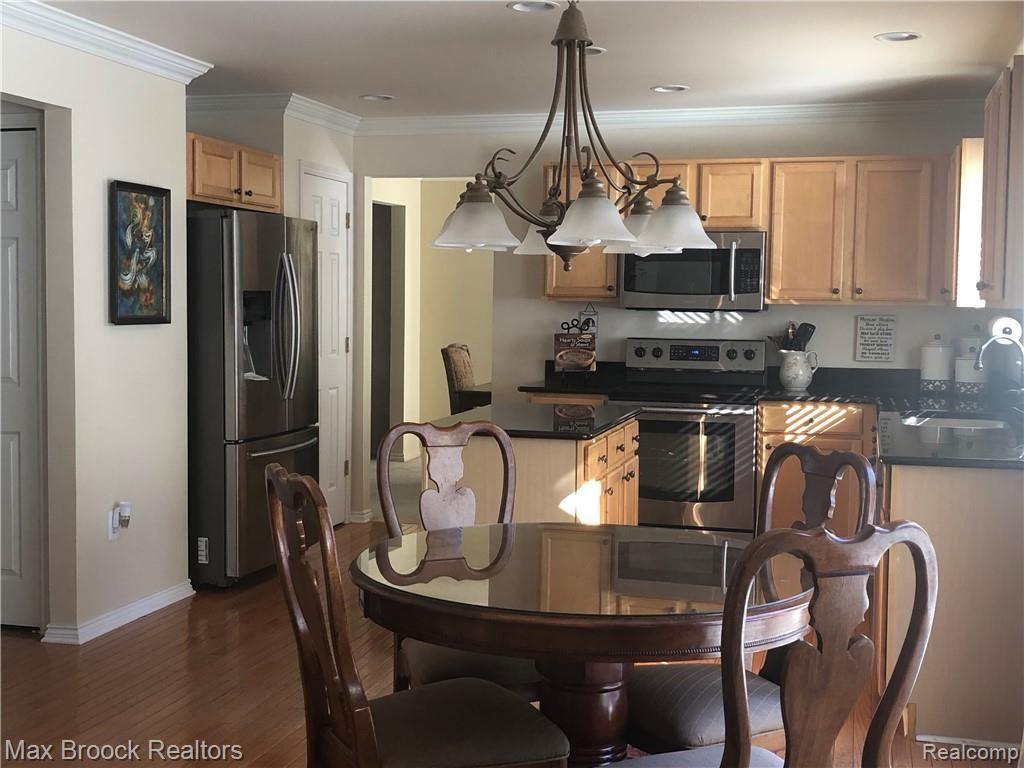 30 Ridge Field Court Oxford, MI 48371 - Photo 15 of 45 Casual Dining area next to kitchen