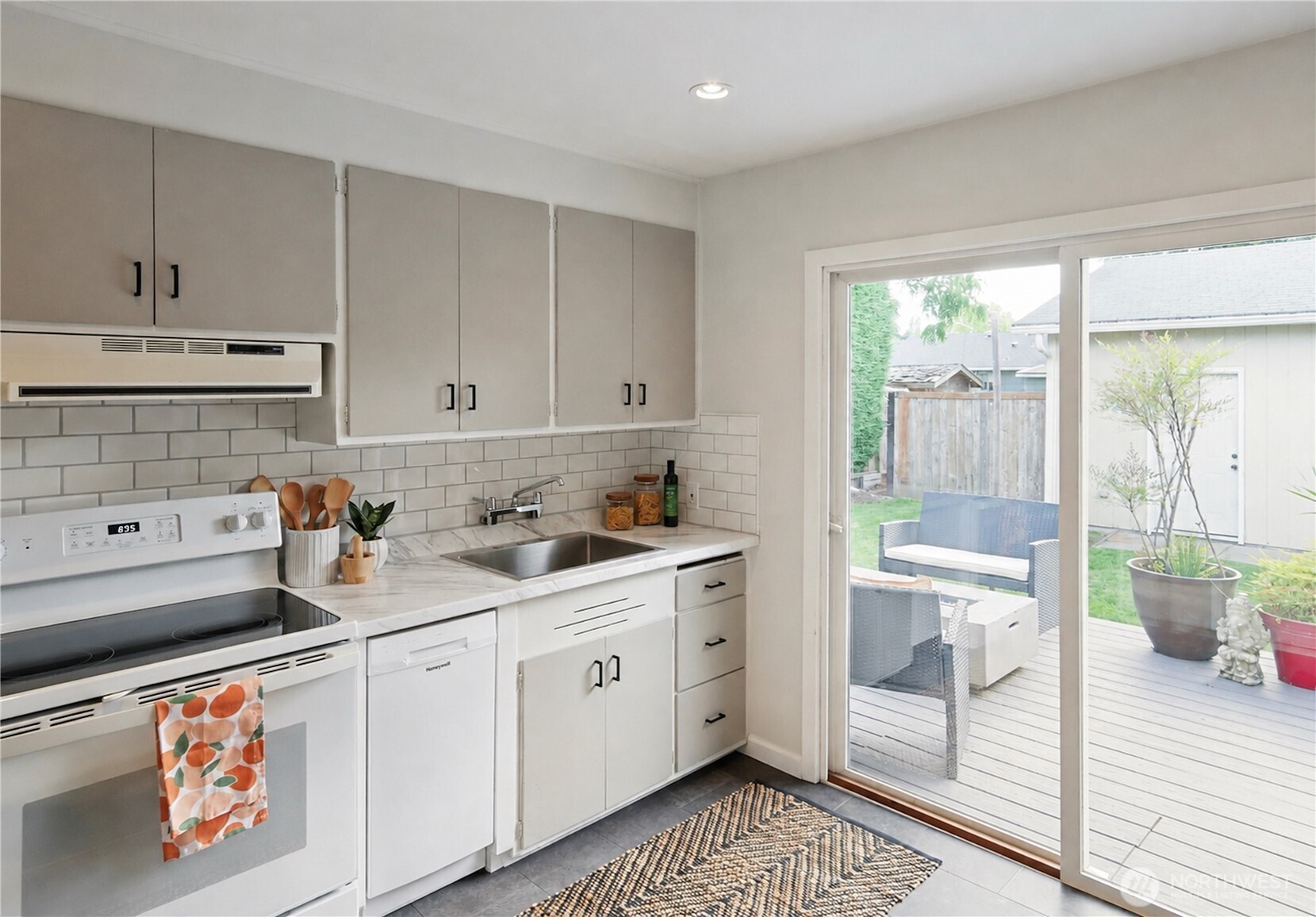9219 30th Avenue Southwest Seattle, WA 98126 - Photo 4 of 28