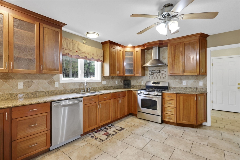 359 Springfield Street Palmer, MA 01069 - Photo 6 of 39