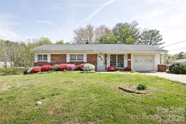 a view of a house with backyard and porch
