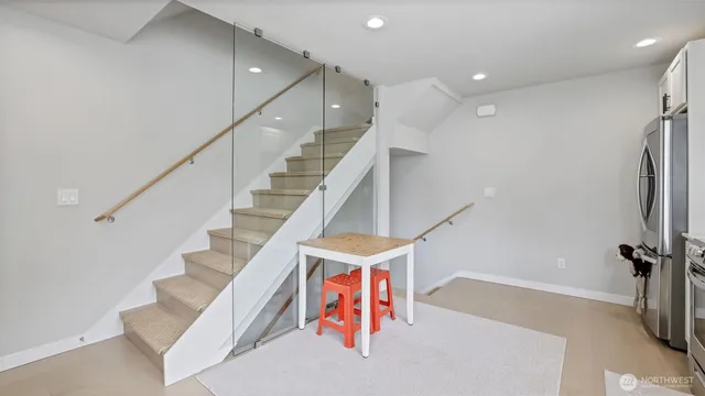 a view of entryway with an front door