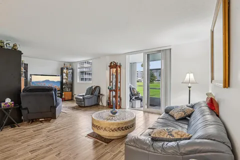 $350,999 | 250 Northwest 67th Street, Unit 119, Boca Raton, FL 33487