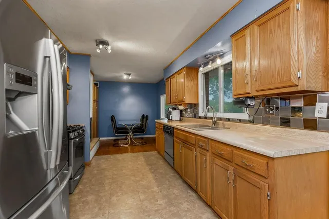 $425,000 | 715 Northwest South Shore Drive, Lake Waukomis, MO 64151