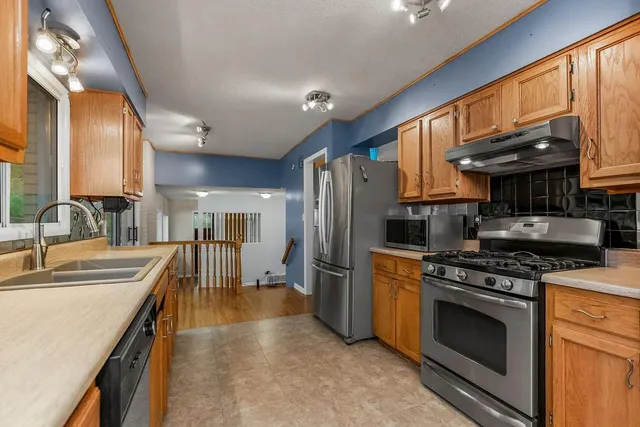 $425,000 | 715 Northwest South Shore Drive, Lake Waukomis, MO 64151