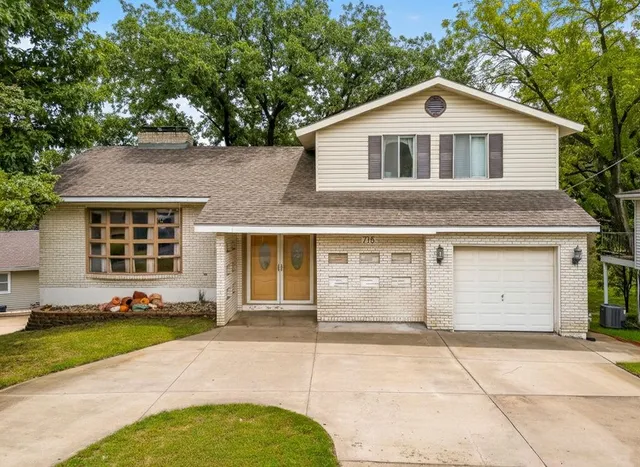 $425,000 | 715 Northwest South Shore Drive, Lake Waukomis, MO 64151
