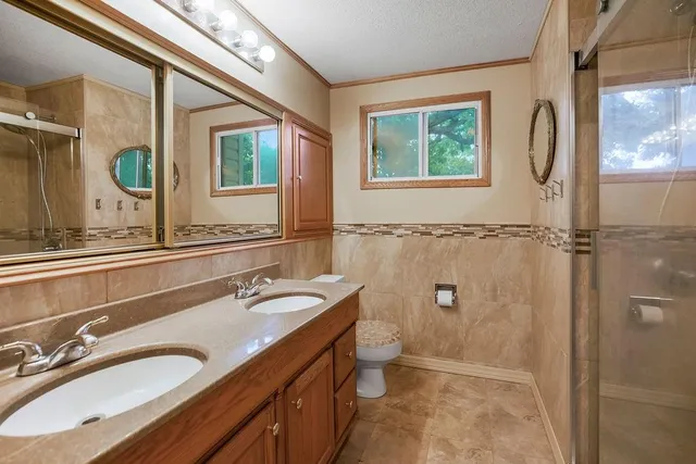 $425,000 | 715 Northwest South Shore Drive, Lake Waukomis, MO 64151