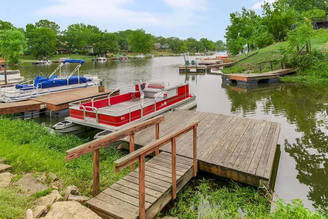 $425,000 | 715 Northwest South Shore Drive, Lake Waukomis, MO 64151