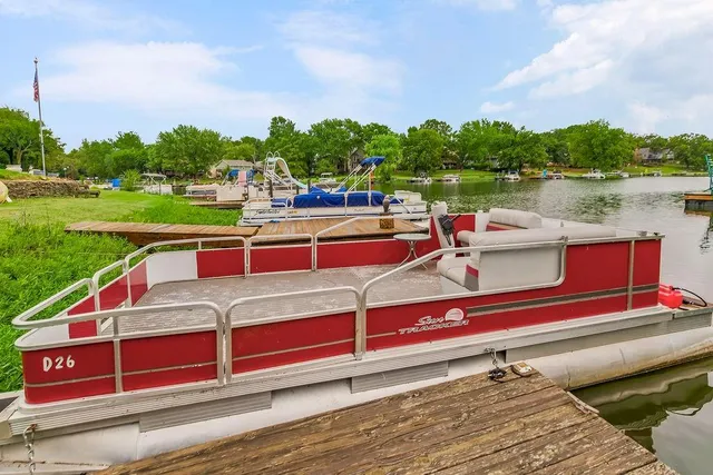 $425,000 | 715 Northwest South Shore Drive, Lake Waukomis, MO 64151