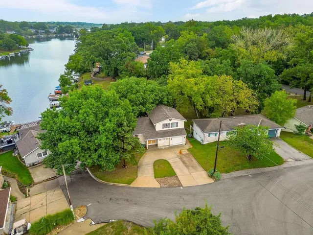 $425,000 | 715 Northwest South Shore Drive, Lake Waukomis, MO 64151