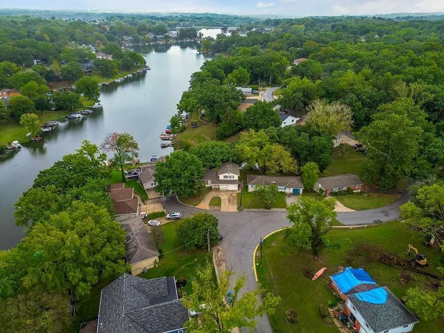 $425,000 | 715 Northwest South Shore Drive, Lake Waukomis, MO 64151