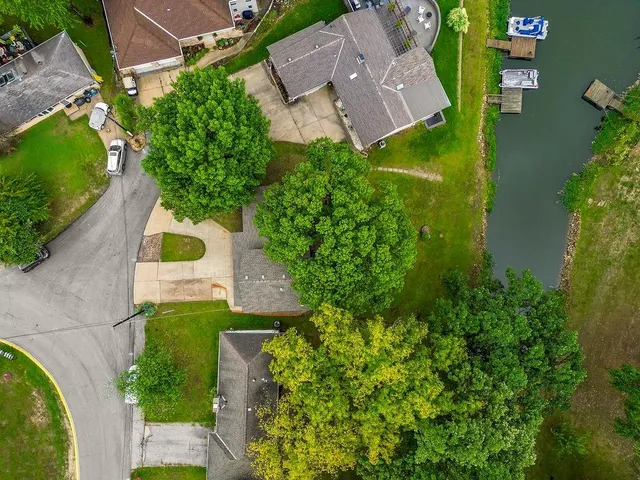 $425,000 | 715 Northwest South Shore Drive, Lake Waukomis, MO 64151