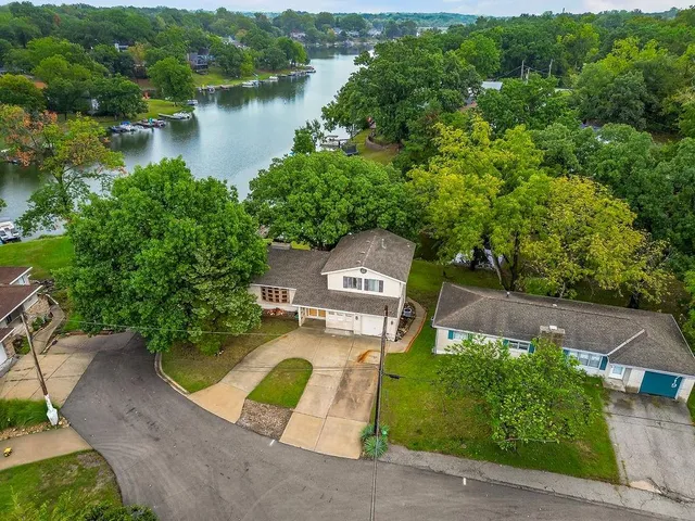 $425,000 | 715 Northwest South Shore Drive, Lake Waukomis, MO 64151