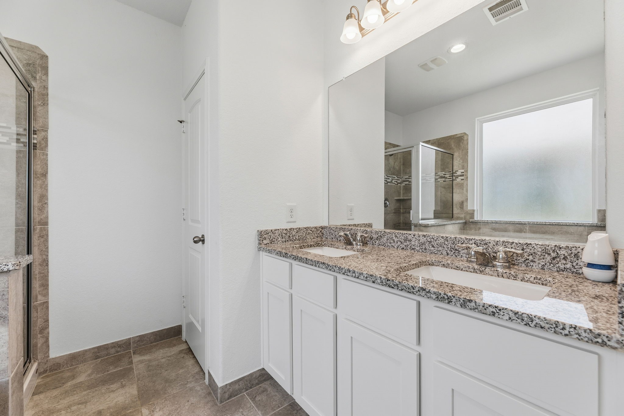 17515 Harbourfront Road Humble, TX 77346 - Photo 20 of 36 Primary Bathroom with Dual Vanities