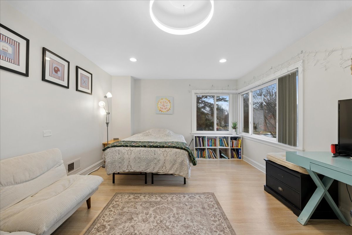 289 Oxford Road Des Plaines, IL 60016 - Photo 11 of 20