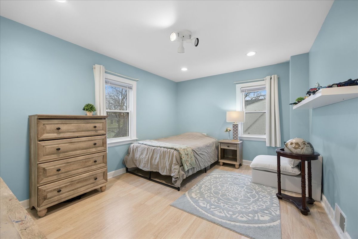 289 Oxford Road Des Plaines, IL 60016 - Photo 12 of 20